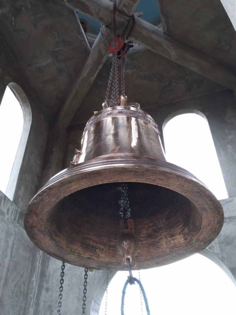 Campana de bronce instalada en la torre de una iglesia.