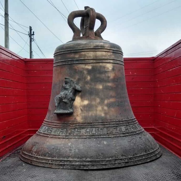 Campana de bronce antigua y grande para reparar